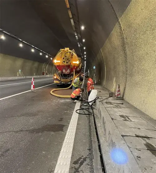 武冈隧道排水渠清淤